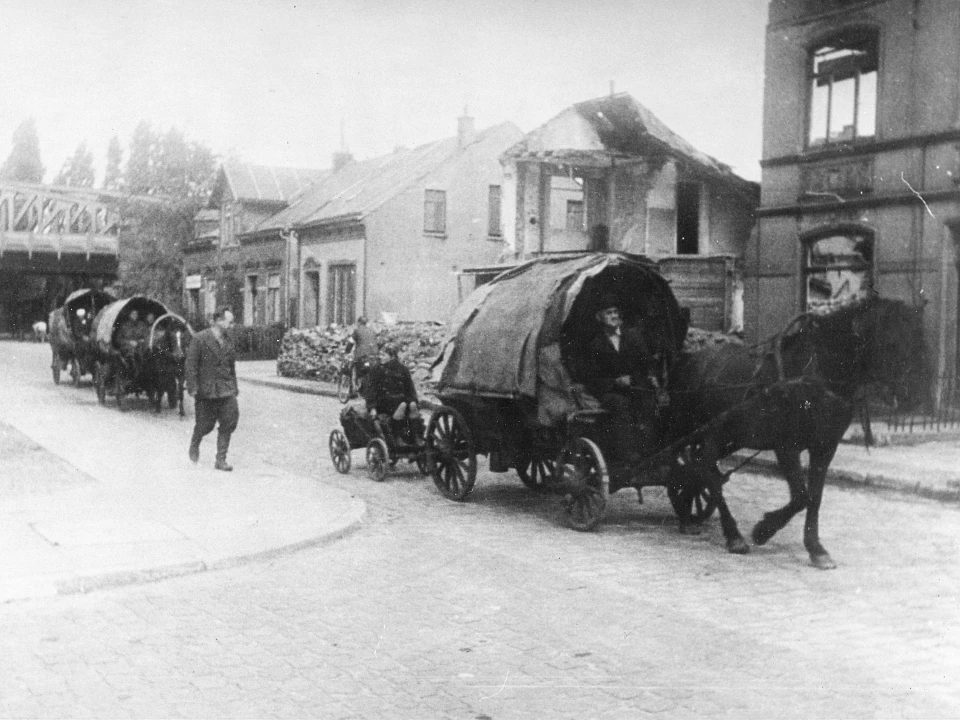 Fl&uuml;chtlingstrecks kommen mit Planwagen nach Hastedt, 1945