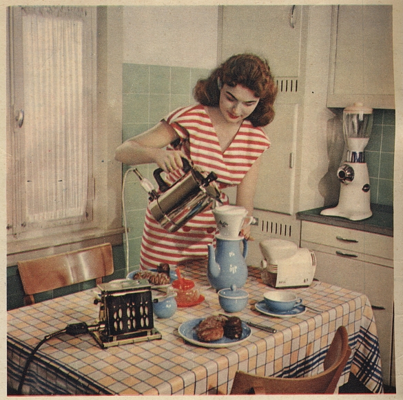 Darstellung einer Hausfrau aus der Reklame: sie brüht Filterkaffee auf, auf dem Küchentisch ist die Kaffeetafel gedeckt, ein Toaster