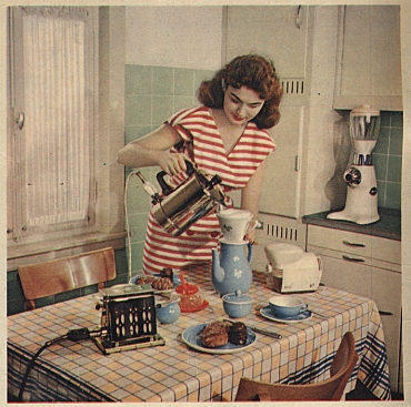 Darstellung einer Hausfrau aus der Reklame: sie brüht Filterkaffee auf, auf dem Küchentisch ist die Kaffeetafel gedeckt, ein Toaster