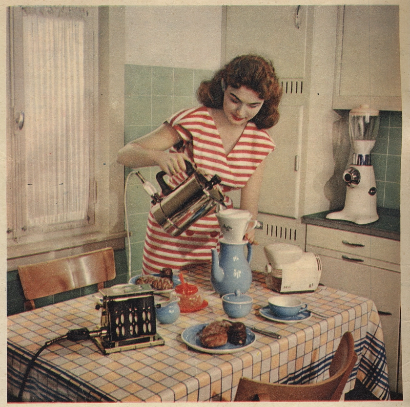 Darstellung einer Hausfrau aus der Reklame: sie brüht Filterkaffee auf, auf dem Küchentisch ist die Kaffeetafel gedeckt, ein Toaster