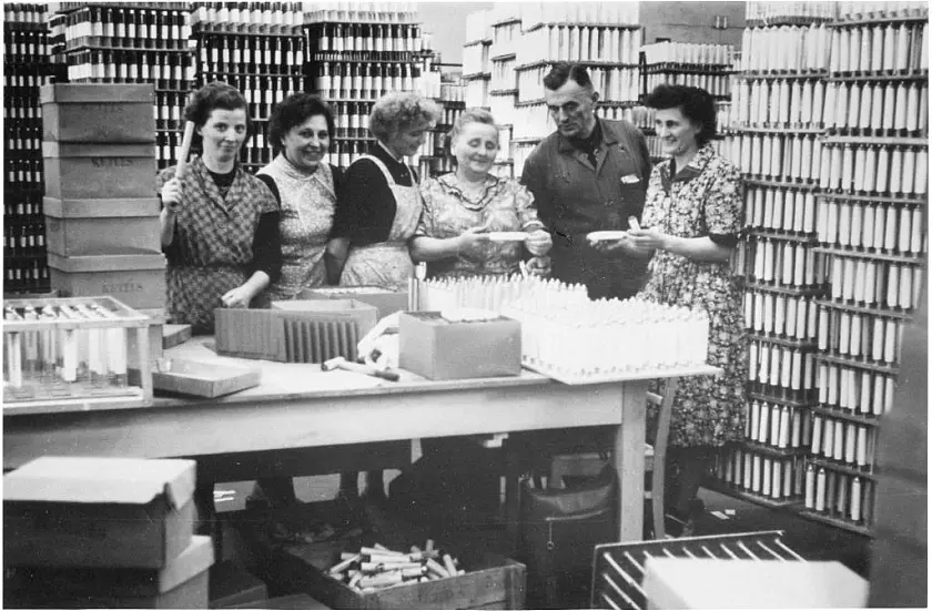 Arbeit in der Tubenfabrik Ketels