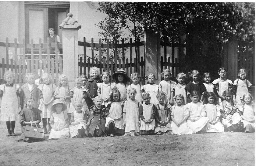 Eine M&auml;dchenklasse vor der Hohwisch-Schule, 1912