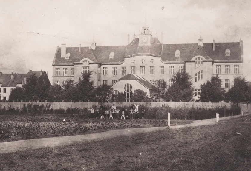 Die Hohwisch-Schule von der F&auml;hrstra&szlig;e aus