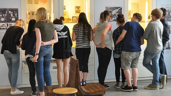 Eine Schulgruppe in der Ausstellung