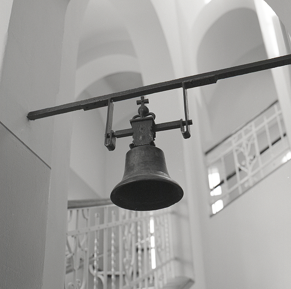 Die alte Schulglocke im Treppenhaus